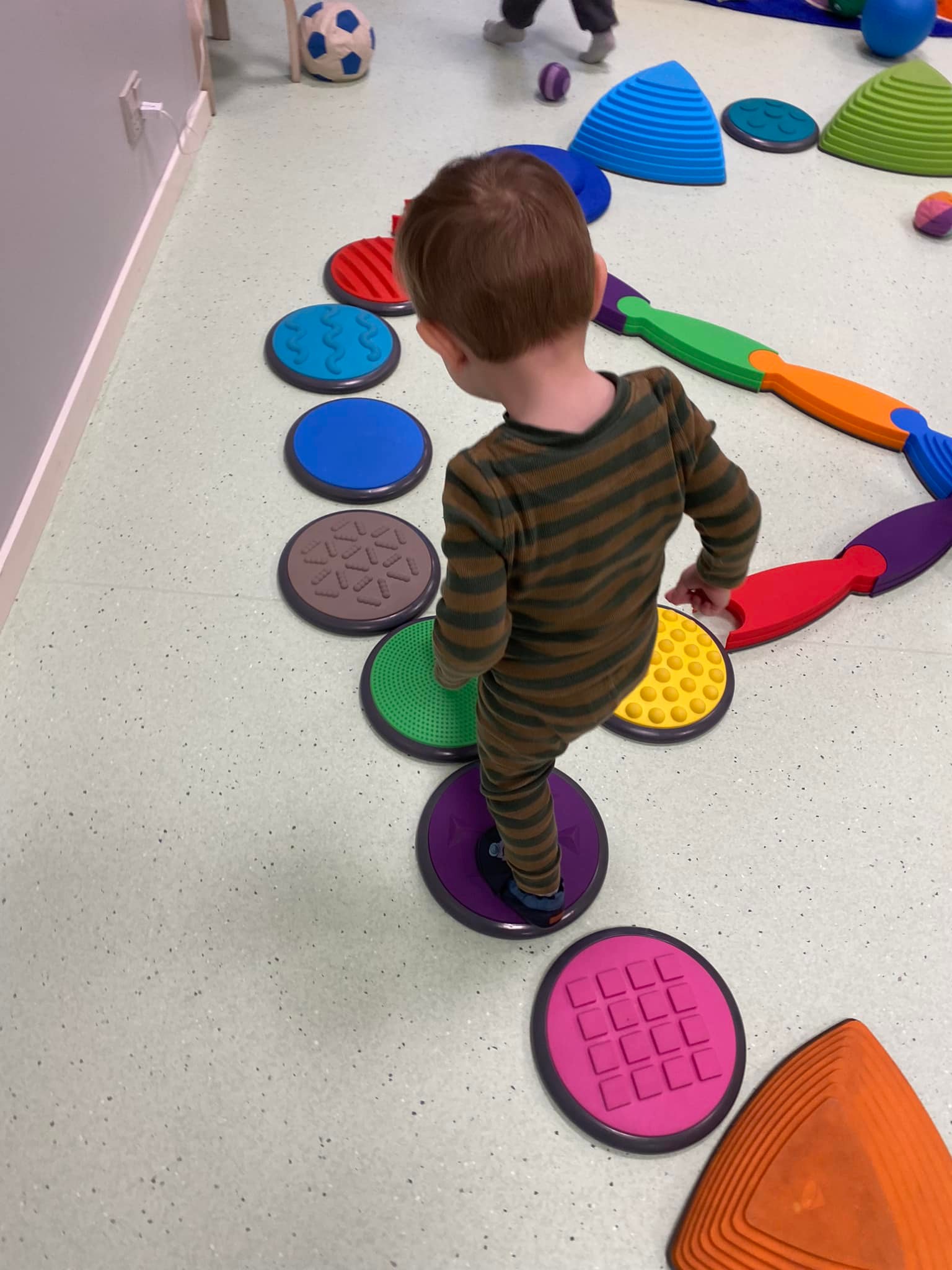 Et barn går på balancebane