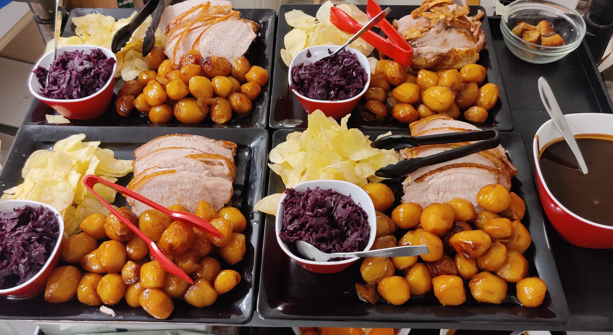 Der er serveret til julefrokost med flæskesteg og brunede kartofler